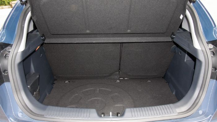 Οι χώροι για τα γόνατα των πίσω επιβατών είναι πολύ καλοί, ενώ ικανοποιεί ο χώρος αποσκευών των 288 λτ. 