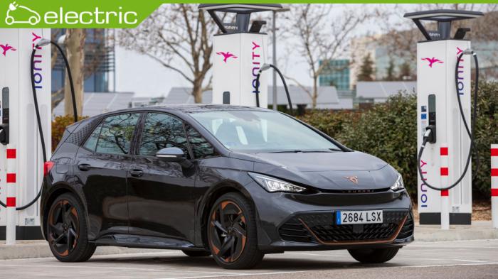 Πιο εύκολη φόρτιση του CUPRA Born με το σύστημα Plug & Charge Πιο εύκολη φόρτιση του CUPRA Born με το σύστημα Plug & Charge