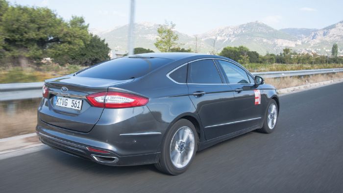 Πατάει γερά, έχει αυξημένα όρια πρόσφυσης, είναι ουδέτερο στις αντιδράσεις του και δείχνει πολύ ανάλαφρο παρά τα 1.600 κιλά του.