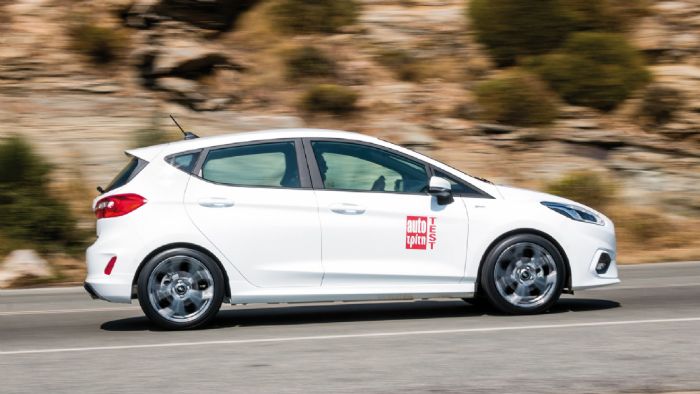 Η εμφάνιση του Fiesta με τον 1,0 ΕcoBoost mHEV κινητήρα δεν διαφοροποιείται σε τίποτα διατηρώντας τον σπορ χαρακτήρα που του προσφέρει το «πακέτο» ST-Line. Πιο συγκεκριμένα αυτό περιλαμβάνει σπορ εμπρόσθια γρίλια, προφυλακτήρα με μαύρα πλαίσια στους προβολείς ομίχλης και σπόϊλερ στο κάτω μέρος του, ενώ οι διαφορές συμπληρώνονται από τις όμορφες gun metal  ζάντες και τη μεγάλη πίσω αεροτομή, στα πρότυπα του ST.