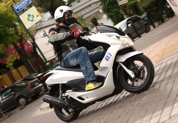 Μπορεί οι εξωτερικές διαστάσεις του Honda PCX να μην είναι οι πλέον μίνιμαλ, αλλά θα ελιχθεί με τη χάρη ποδηλάτου.
