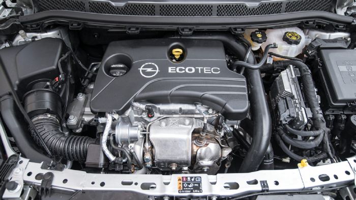 Ο 1.000άρης turbo Ecotec κινητήρας του Opel Astra σε συνδυασμό με το 5τάχυτο μηχανικό κιβώτιο μακριάς κλιμάκωσης κρατάει χαμηλά την κατανάλωση του γερμανικού μοντέλου.