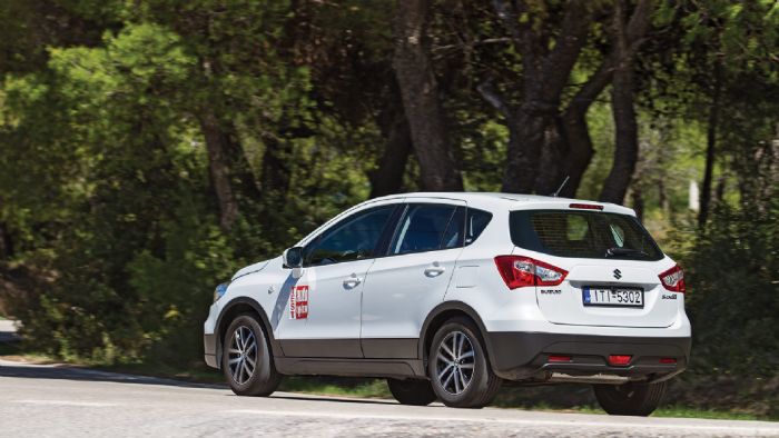 Η μαλακή ανάρτηση του SX4 S-Cross παρέχει πολύ καλά επίπεδα άνεσης στους επιβάτες του και προσφέρει κάποιες εκτός δρόμου δυνατότητες, ωστόσο στο δρόμο επηρεάζει την κατευθυντικότητά του και την συμπεριφορά του σε δρόμο με στροφές.