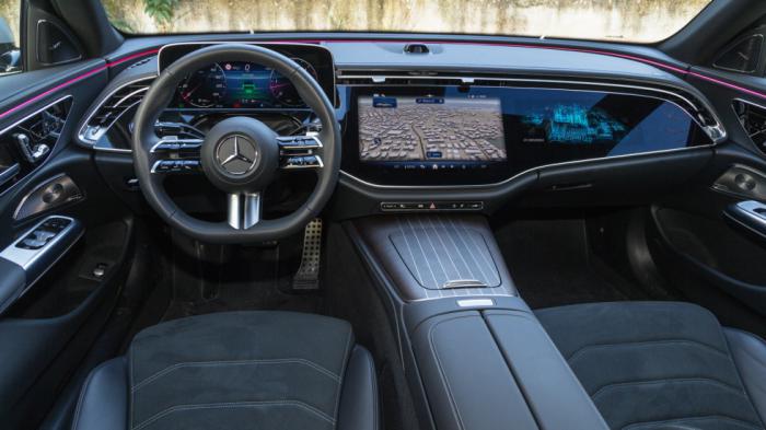 Η εικόνα στην καμπίνα της Mercedes E-Class είναι ομολογουμένως «ψαρωτική» και σε αυτή συνηγορούν η ποιότητα των υλικών, η πολυτέλεια, η τεχνολογία και φυσικά η οθονάρα που «πιάνει» όλο τα ταμπλό. Η εικόνα στην καμπίνα της Mercedes E-Class είναι ομολογουμένως «ψαρωτική» και σε αυτή συνηγορούν η ποιότητα των υλικών, η πολυτέλεια, η τεχνολογία και φυσικά η οθονάρα που «πιάνει» όλο τα ταμπλό.