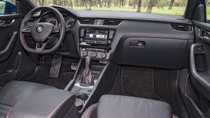 Το εσωτερικό της Octavia RS είναι όμορφο με έντονα σπορ στοιχεία. Ποιοτικά παραμένει πολύ καλό, ενώ αισθητικά εκτός των σπορτίφ επεμβάσεων διακρίνεται για τον σύγχρονο διάκοσμό του.