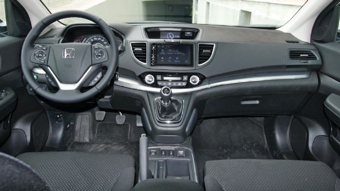 Στο εσωτερικό του Honda CR-V η ποιότητα κατασκευής είναι κορυφαία, η σχεδίαση μοντέρνα, ενώ στο επίκεντρο βρίσκεται η μεγάλη οθόνη αφής.
