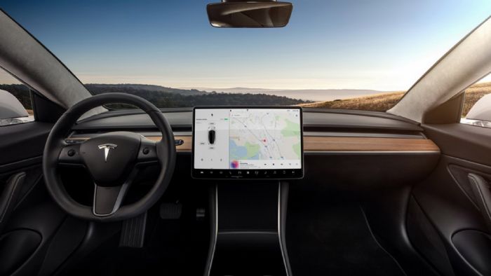Με 5.000 δολάρια επιπλέον, η Tesla προσφέρει το σύστημα Autopilot. Με 5.000 δολάρια επιπλέον, η Tesla προσφέρει το σύστημα Autopilot.