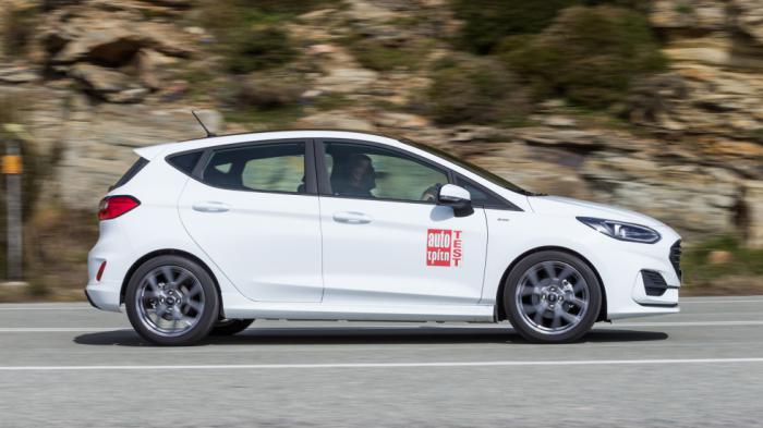 Το Ford Fiesta συνεχίζει τα μαθήματα γνήσιας οδηγικής αίσθησης και «ζωντανής» οδικής συμπεριφοράς και αυτό είναι κάτι που το νιώθεις με το καλημέρα καθισμένος στην εξαιρετική θέση οδήγησης.