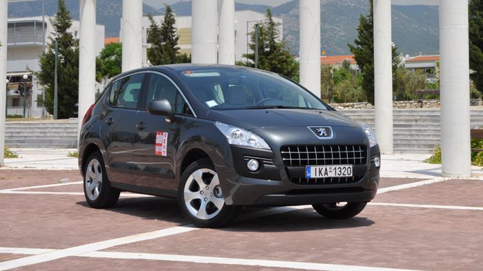 Kοιτώντας από μπροστά το Peugeot 3008 ξεχωρίζουμε τα τριγωνικά μεγάλα φωτιστικά σώματα, την ευμεγέθη κυψελωτή μάσκα και τον ογκώδη προφυλακτήρα. 