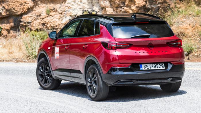 Μπορεί η παχιά πίσω κολώνα του Opel Grandland να σε δυσκολέψει στην πίσω ορατότητα, όμως το όποιο πρόβλημα αντιμετωπίζεται με την στάνταρ κάμερα οπισθοπορείας και τους πίσω αισθητήρες. 