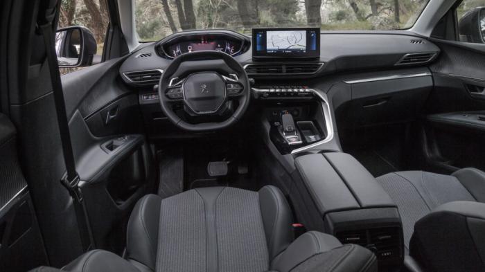 To εντυπωσιακό και οδηγοκεντρικό εσωτερικό του Peugeot 3008 εμφανίζει παράλληλα top φινίρισμα και high-tech διάκοσμο. Οι premium διαθέσεις του είναι έκδηλες.