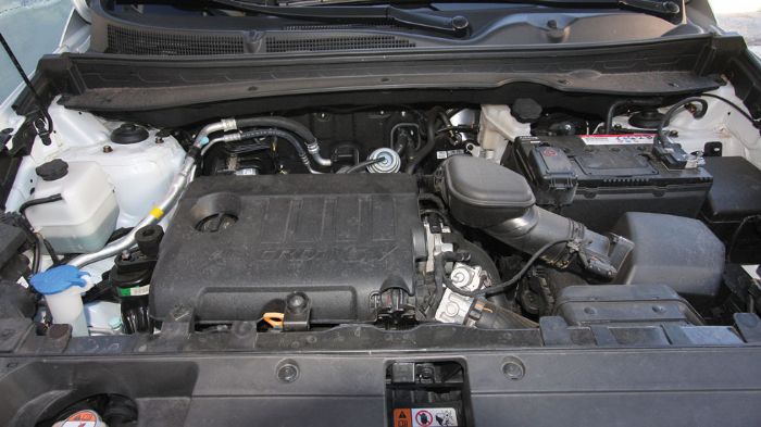 Χωρίς ιδιαίτερους κραδασμούς, εμφανίζεται ο 1,7 λτ. turbodiesel του Kia Sportage, που το κινεί σβέλτα.