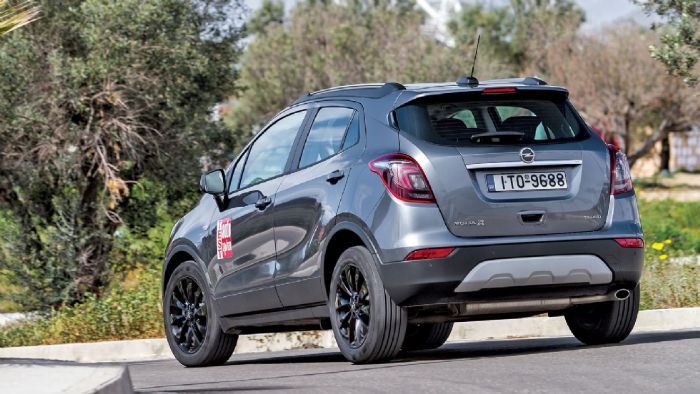 Το Opel Mokka X διαθέτει σφιχτή ανάρτηση με αποτέλεσμα να εμφανίζει ένα πιο ασφάλτινο οδηγικό προφίλ. Το Opel Mokka X διαθέτει σφιχτή ανάρτηση με αποτέλεσμα να εμφανίζει ένα πιο ασφάλτινο οδηγικό προφίλ.