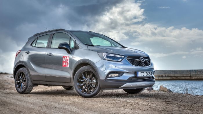 Σχεδιαστικά το Mokka X υιοθετεί την νέα σχεδιαστική φιλοσοφία της Opel και έτσι το κόμπακτ διαστάσεων αμάξωμα δείχνει αρκετά δυναμικό. Σχεδιαστικά το Mokka X υιοθετεί την νέα σχεδιαστική φιλοσοφία της Opel και έτσι το κόμπακτ διαστάσεων αμάξωμα δείχνει αρκετά δυναμικό.