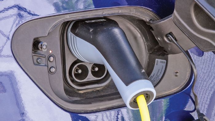  Η σημαντικότερη είδηση που αφορά στο ανανεωμένο e-Golf έχει να κάνει με τη νέα, μεγαλύτερης χωρητικότητας μπαταρία ιόντων-λιθίου. 