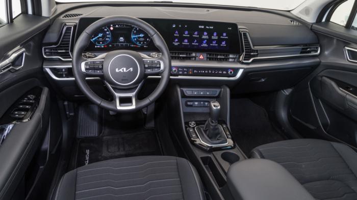 Το Sportage στο εσωτερικό του διαθέτει ποιοτικά υλικά και πολύ καλό τεχνολογικό υπόβαθρο με το ενιαίο πάνελ που διαμορφώνει η κουρμπαριστή οθόνη αφής και ο ψηφιακός πίνακας οργάνων. Το Sportage στο εσωτερικό του διαθέτει ποιοτικά υλικά και πολύ καλό τεχνολογικό υπόβαθρο με το ενιαίο πάνελ που διαμορφώνει η κουρμπαριστή οθόνη αφής και ο ψηφιακός πίνακας οργάνων.