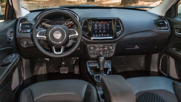 To ανανεωμένο Jeep Compass έχει ευχάριστο εσωτερικό διάκοσμο και καλή ποιότητα υλικών, ενώ είναι και φανερά αναβαθμισμένο σε εξοπλισμό και ποιοτικά στοιχεία. 
