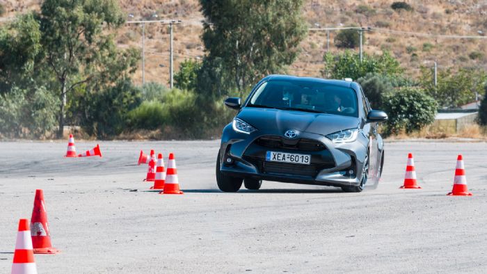 Η κλίση είναι έντονη, αλλά η πρόσφυση δεν επηρεάζεται βοηθώντας το νέο Yaris να διατηρεί την ουδετερότητά του μέχρι το όριο των 74 χλμ./ώρα.