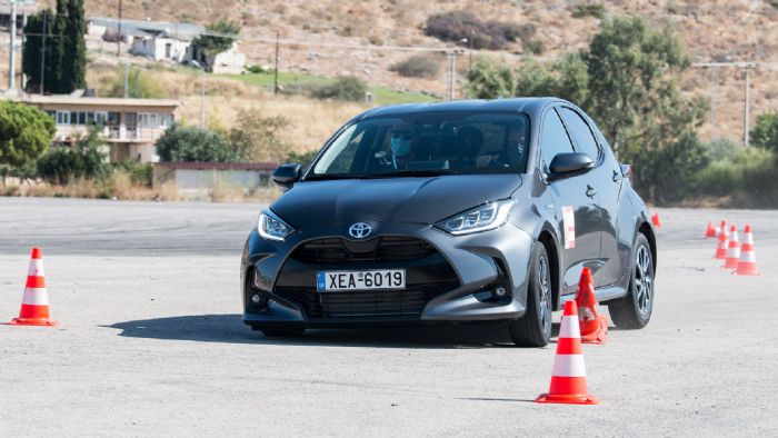 Η αμεσότητα του τιμονιού βοηθά το Toyota Yaris να έχει σωστό turn in, ενώ το πλαίσιο παραμένει άκαμπτο και δέχεται με επιτυχία όλα τα φορτία.