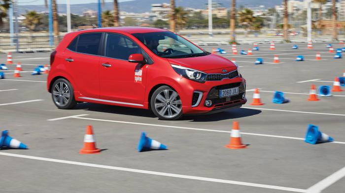 Το νέο Kia Picanto στρίβει με περισσότερη αυτοπεποίθηση. Είναι σχεδόν εξίσου σφικτό και στιβαρό με τα δεύτερης γενιάς μοντέλα αλλά έχει πιο ήσυχη κύλιση και βελτιωμένο τιμόνι.