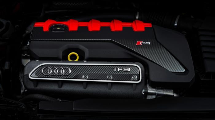 Ο πεντακύλινδρος TFSI των 400 ίππων χαρίζει στο RS3 τον τίτλο του γρηγορότερου hothatch στο 0-100χλμ./ώρα, με μόλις 3,8 δευτερόλεπτα.
