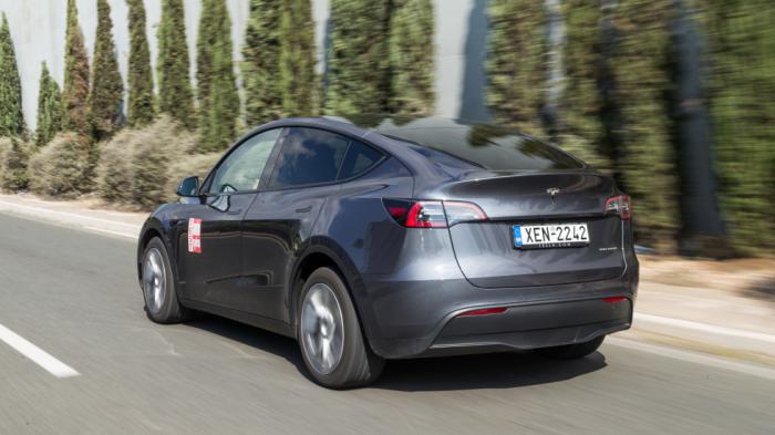 Το Tesla Model Y γέρνει περισσότερο και η επικοινωνία με τον οδηγό δεν είναι αντίστοιχου επιπέδου με αυτή που προσφέρει το Skoda Enyaq Coupe iV RS, ωστόσο αποτελεσματική.