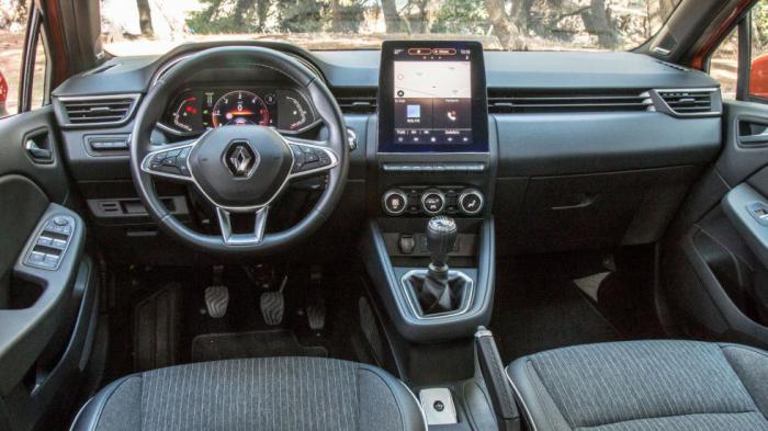 Μοντέρνα και ποιοτική η καμπίνα του Renault Clio, με εξαιρετική πρακτικότητα. Για πρώτη φορά προσφέρεται ψηφιακός πίνακας οργάνων (προαιρετικά), ενώ στο κέντρο του ταμπλό υπάρχει προαιρετικά κάθετη οθ