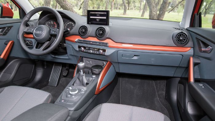 Όμορφο εσωτερικό: το Q2 έχει «μέσα του» περισσότερο χρώμα από τα υπόλοιπα Audi. 