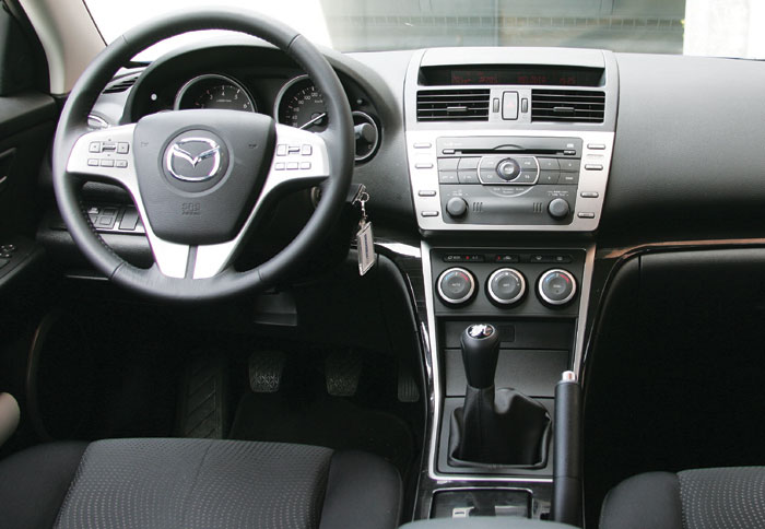 Η χρήση μαλακών υλικών είναι μικρότερη, ποιοτικά όμως το εσωτερικό του Mazda 6 κυμαίνεται σε κορυφαία επίπεδα.