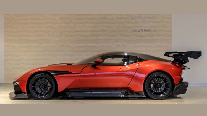 Η πρώτη από τις τρεις συνολικά Aston Martin Vulcan που προορίζονται για τις Η.Π.Α., πάτησε πόδι σε αμερικάνικο έδαφος, ώστε να πουληθεί εκεί για 3,4 εκ. δολάρια (περίπου 3 εκ. ευρώ).