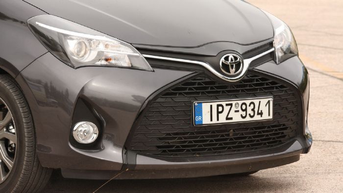Μοντέρνο και επιβλητικό το Toyota Yaris. Στο εμπρός μέρος ξεχωρίζει η μάσκα σε σχήμα «Χ». Μοντέρνο και επιβλητικό το Toyota Yaris. Στο εμπρός μέρος ξεχωρίζει η μάσκα σε σχήμα «Χ».