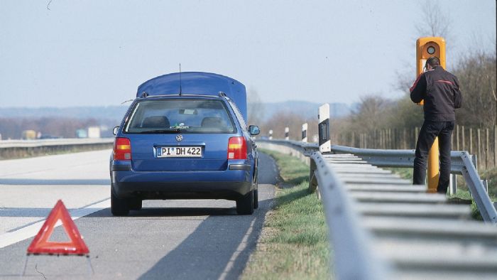 Τοποθετήστε το προειδοποιητικό τρίγωνα αρκετά μέτρα πιο πριν, και φυσικά όχι μετά από στροφή.