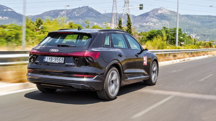 Σχεδιαστικά το e-tron φωνάζει ότι είναι Audi, έχει όμως και χαρακτηριστικές λεπτομέρειες, οι οποίες υποδηλώνουν την μοναδικότητά του.