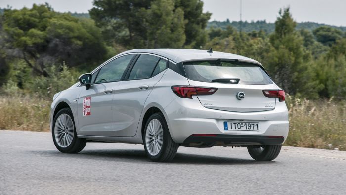To Opel Astra «επισκέπτεται» το συνεργείο για service, κάθε 30.000 χλμ..