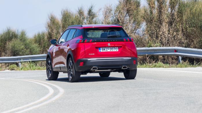 Το Peugeot 2008 παρουσιάζει έναν πιο all around χαρακτήρα, με την καλοκουρδισμένη ανάρτησή του να απορροφά κάθε ανωμαλία.