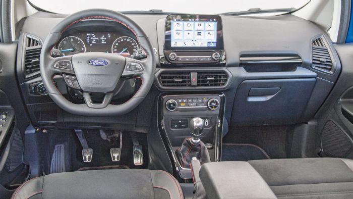 H ανανέωση βελτίωσε αισθητά την ποιότητα στην καμπίνα του Ford EcoSport. Αυτή της 4Χ4 είναι πανομοιότυπη με όλες τις άλλες.