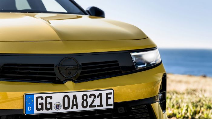 Η σχεδίαση του νέου Opel Astra είναι εντυπωσιακή. Μπροστά ξεχωρίζει η μάσκα καθώς και τα LED φώτα.