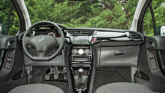 Το «ευήλιο» σαλόνι του Citroen C3 έχει ευχάριστη αισθητική και λιτές σχεδιαστικές γραμμές.