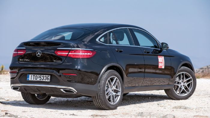 H GLC Coupe βασίζεται εν πολλοίς στην GLC SUV που έχουμε ήδη γνωρίσει, ωστόσο ως κουπέ φέρει το δικό της ξεχωριστό αισθητικό προφίλ. H GLC Coupe βασίζεται εν πολλοίς στην GLC SUV που έχουμε ήδη γνωρίσει, ωστόσο ως κουπέ φέρει το δικό της ξεχωριστό αισθητικό προφίλ.