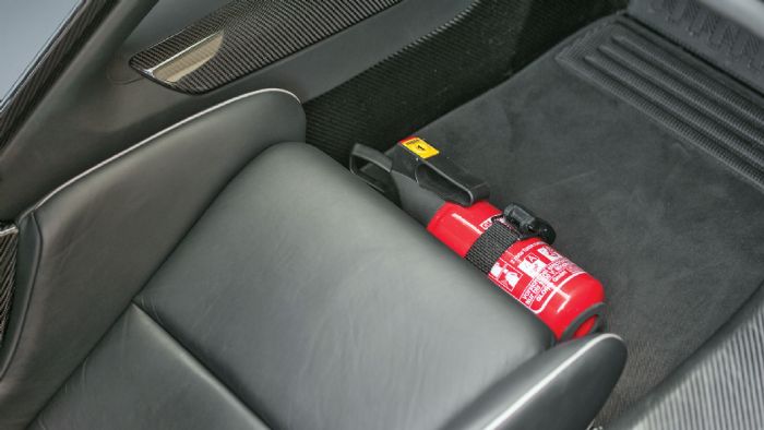 Ο πυροσβεστήρας θα πρέπει να είναι σε σημείο που έχετε άμεση πρόσβαση, όπως π.χ. κάτω από το κάθισμα και επουδενί κρυμμένος στο πορτ-μπαγκάζ.