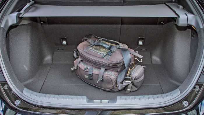Η χωρητικότητα του πορτ μπαγκάζ στο Honda Civic με 478 λτ ξεπερνάει τα όρια της κατηγορίας του. Αντί εταζέρας υπάρχει συρόμενη «κουρτίνα».