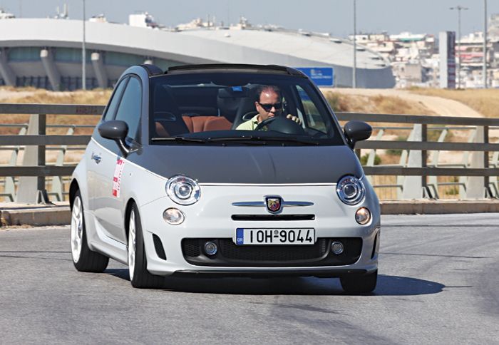 Το Abarth 500C εκφράζει σπορ χαρακτήρα μέσω της σφιχτής ανάρτησης και
του συστήματος ελέγχου της ροπής στον εμπρόσθιο άξονα (TCC).