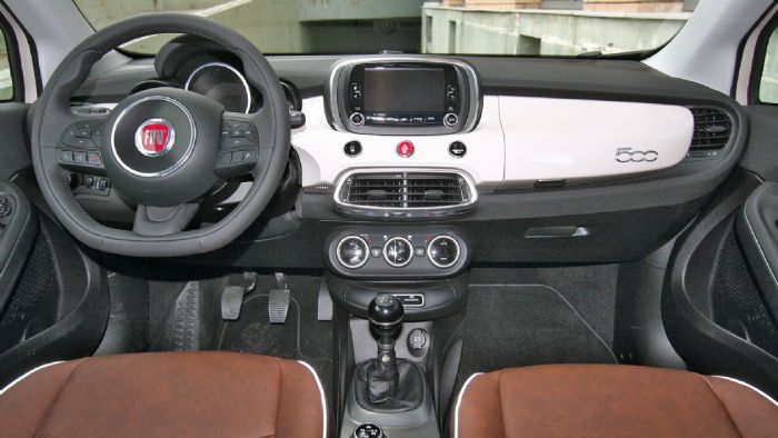 Όμορφο, καλοφτιαγμένο και πλούσια εξοπλισμένο το εσωτερικό του Fiat 500X.