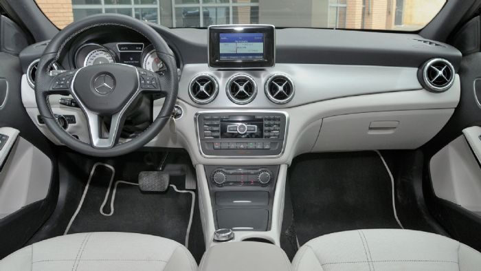 Πανοραμική θέση οδήγησης και premium χαρακτηριστικά στην ευρύχωρη καμπίνα της Mercedes GLA.