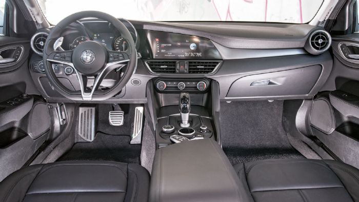Η Alfa Romeo Giulia εκφράζει άμεσα τον σπορ και πολυτελή της χαρακτήρα και μέσω της σχεδίασης του εσωτερικού της. Η ποιότητα είναι καλή, όμως σε καμία περίπτωση δεν «χτυπάει» τα επίπεδα της 320 d. Η Alfa Romeo Giulia εκφράζει άμεσα τον σπορ και πολυτελή της χαρακτήρα και μέσω της σχεδίασης του εσωτερικού της. Η ποιότητα είναι καλή, όμως σε καμία περίπτωση δεν «χτυπάει» τα επίπεδα της 320 d.