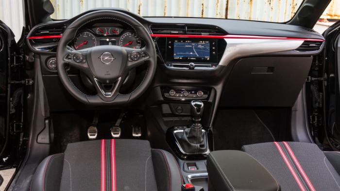 Στο ταμπλό του Opel Corsa, η σχεδίαση ακολουθεί μια πιο «οριζόντια» λογική, στην οποία δεσπόζει η οθόνη αφής. Προσεγμένο φινίρισμα, πολύ καλή συναρμογή.
