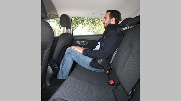 Aνετα κάθονται ακόμη και 3 επιβάτες στο πίσω κάθισμα του VW Golf, ενώ ο χώρος αποσκευών είναι από τους καλύτερους στην κατηγορία.
