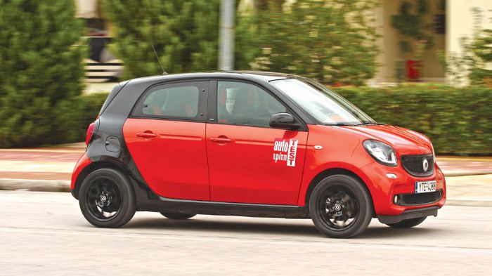 Το νέο smart forfour επιστρέφει έχοντας φέρει τα μπροστά-πίσω, αφού πλέον είναι πισωκίνητο, πισωμήχανο και έχει έναν σύγχρονο 1.000άρη κινητήρα βενζίνης. 