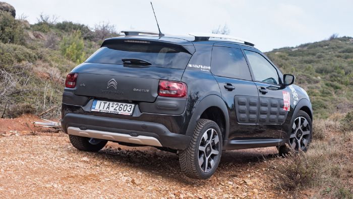 Με τη βοήθεια του Αll Grip και των M+S ελαστικών, το Citroen C4 Cactus Rip Curl κινείται πιο άνετα σε σαθρά εδάφη σε σχέση με τις άλλες εκδόσεις του γαλλικού crossover. Με τη βοήθεια του Αll Grip και των M+S ελαστικών, το Citroen C4 Cactus Rip Curl κινείται πιο άνετα σε σαθρά εδάφη σε σχέση με τις άλλες εκδόσεις του γαλλικού crossover.