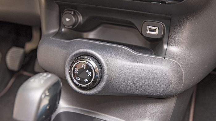 Η καμπίνα του Citroen C4 Cactus αποτελεί τον ορισμό του less is more. Oι δύο έγχρωμες ψηφιακές εικόνες δίνουν έναν high-tech τόνο. Στη βάση της κονσόλας είναι ο διακόπτης του Grip Control.